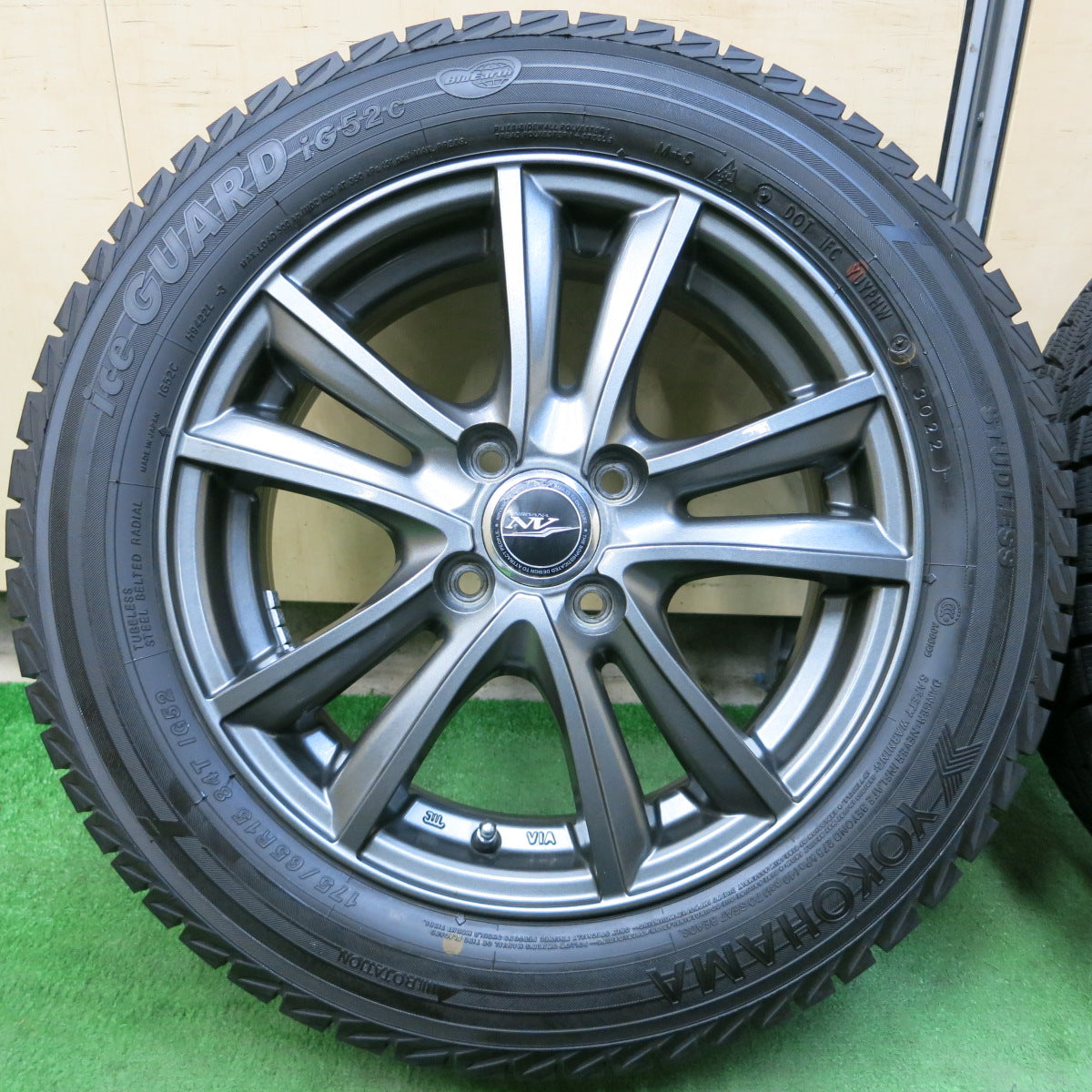 *送料無料*バリ溝！22年！キレイ！ほぼ10分★スタッドレス 175/65R15 ヨコハマ アイスガード iG52C NIRVANA NV ニルバーナ 15インチ PCD100/4H★3100910イス