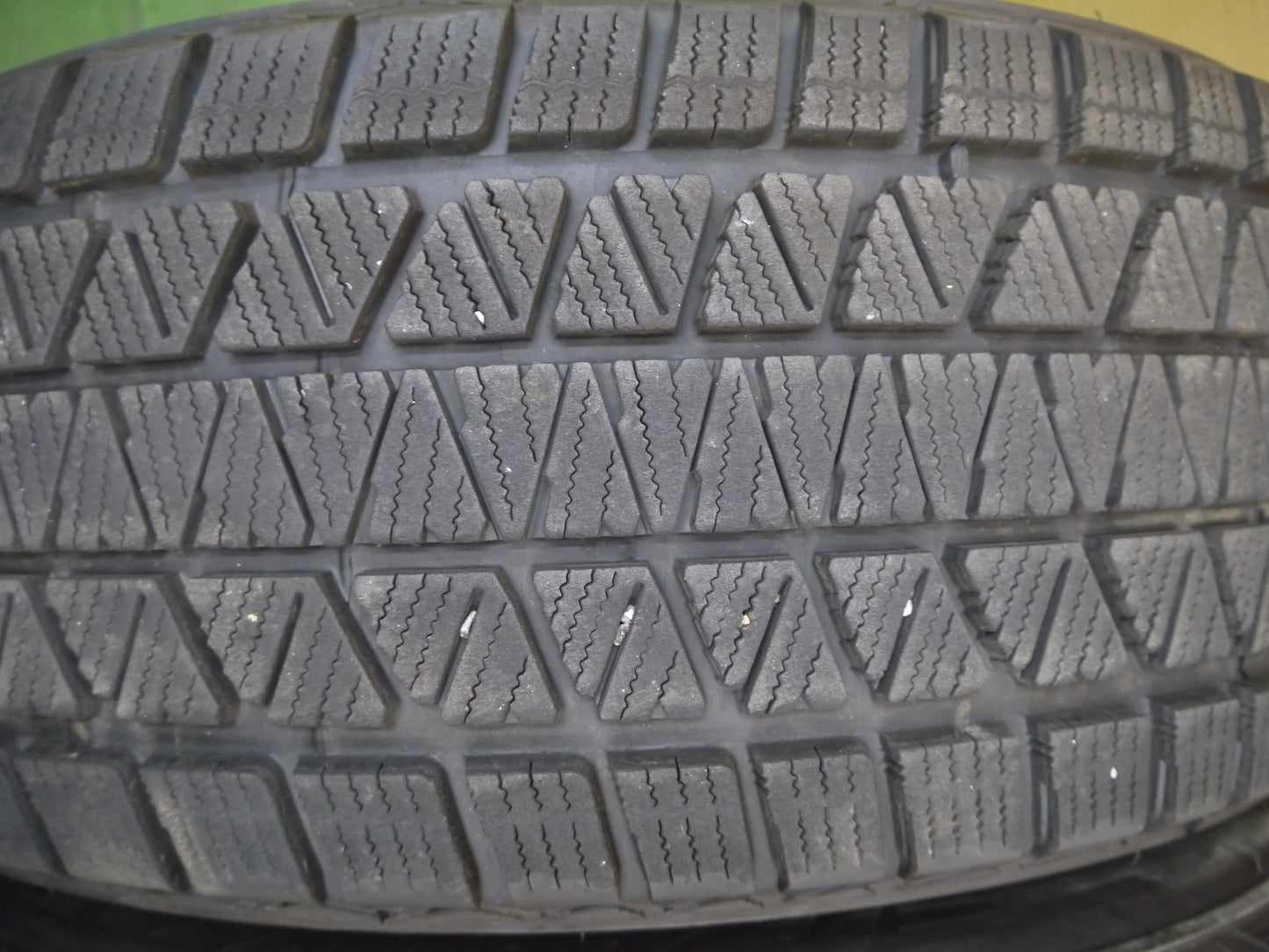 [送料無料]バリ溝！19年！9.5分★スタッドレス 265/60R18 ブリヂストン ブリザック DM-V3 タイヤ 18インチ ランクル プラド パジェロ 等★3020605クスタ
