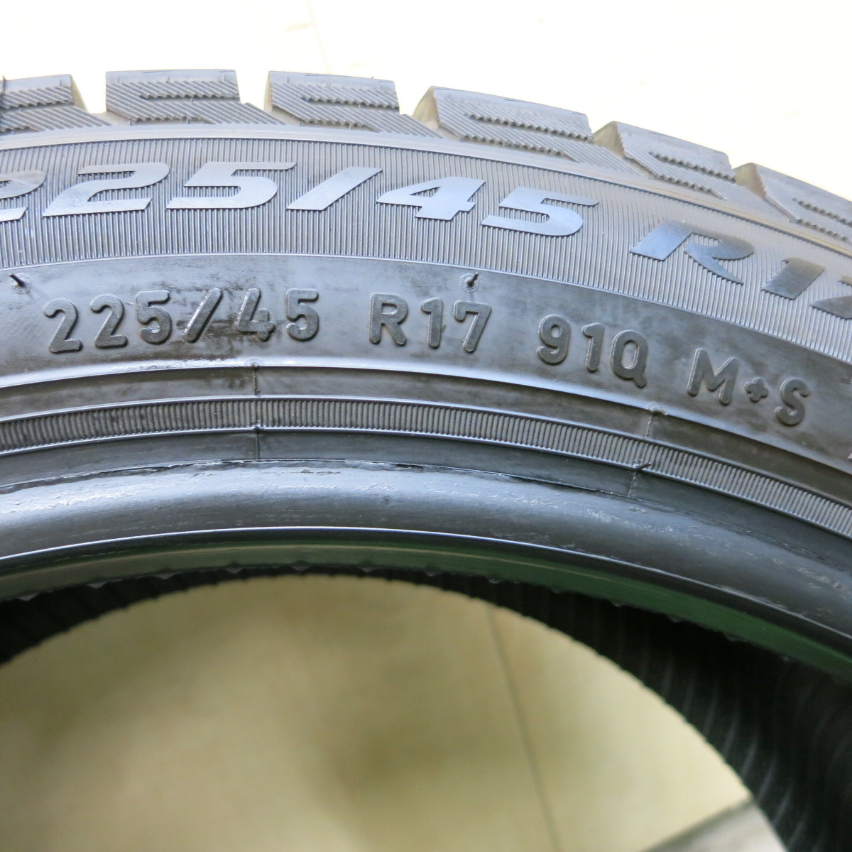 *送料無料*ほぼ未使用！21年！超バリ溝★スタッドレス 225/45R17 ピレリ アイスアシンメトリコ プラス タイヤ 17インチ BMW ワーゲン 等★3103108イスタ