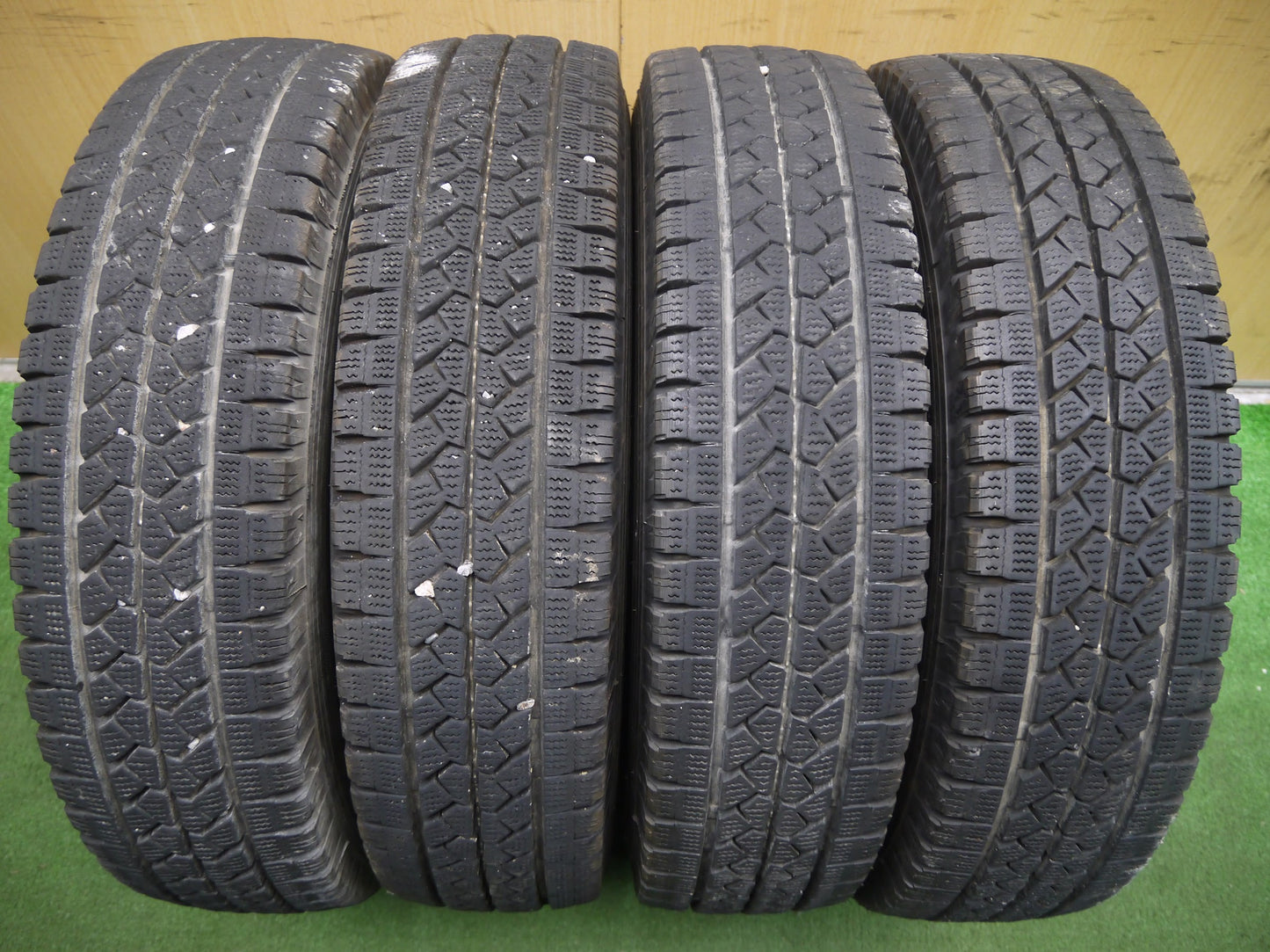 [送料無料]バリ溝！18年！9.5分★スタッドレス 165R14 8PR ブリヂストン ブリザック VL1 タイヤ 14インチ ADバン バネット ボンゴ 等★2123007クスタ