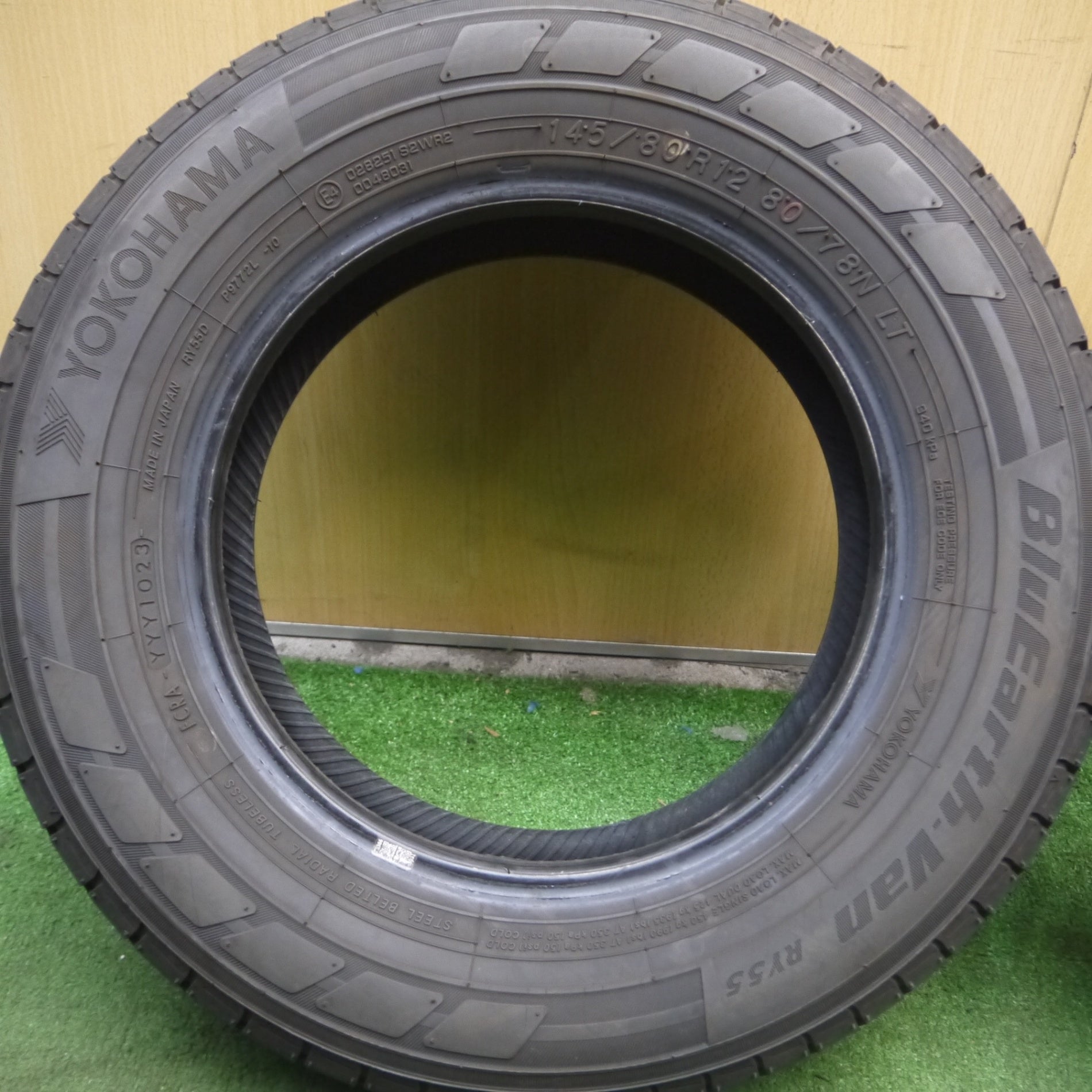 送料無料* バリ溝！23年！9.5分☆145/80R12 80/78N ヨコハマ BluEarth