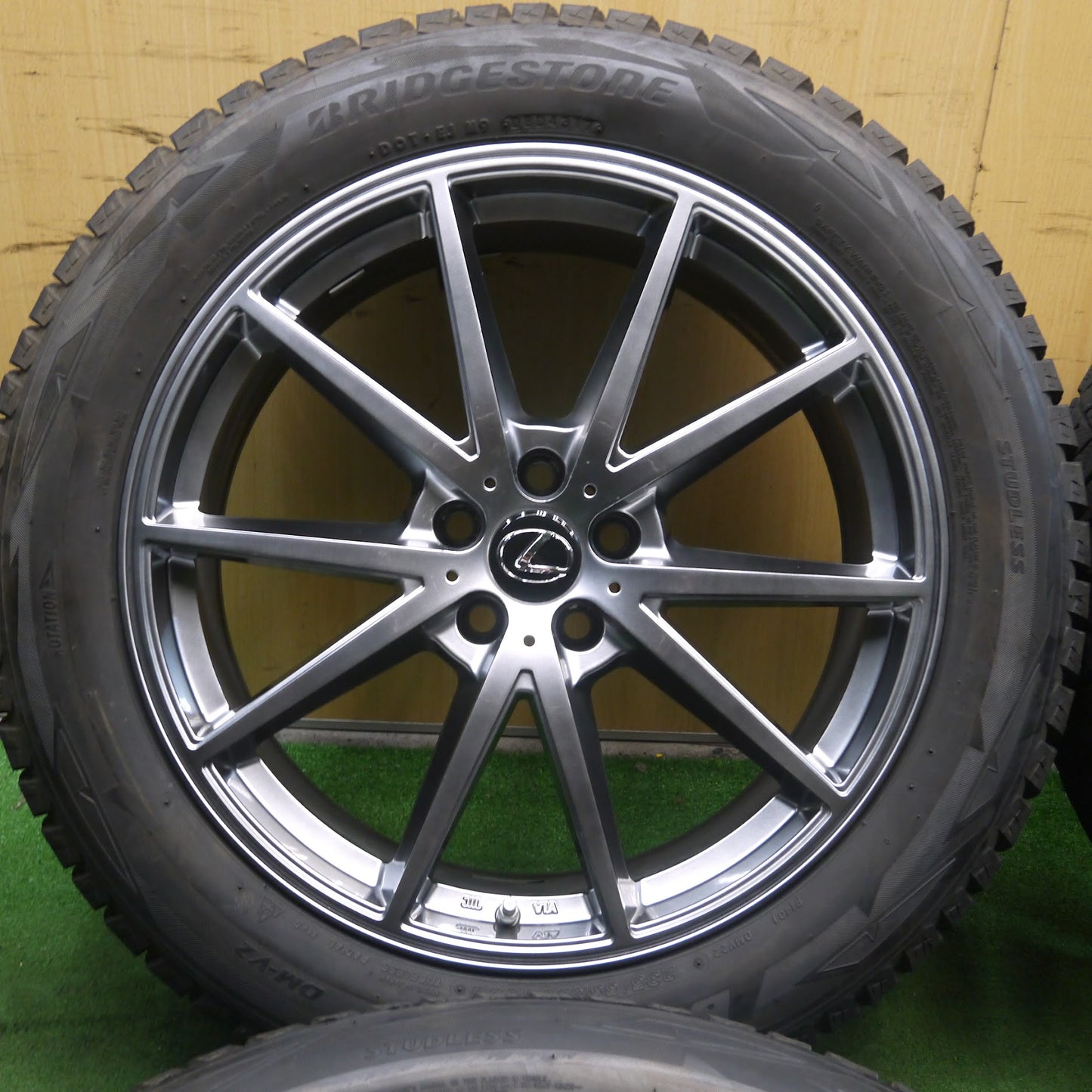 [送料無料]バリ溝！綺麗！9.5分★レクサス 等 LF SPORT 235/55R20 スタッドレス ブリヂストン ブリザック DM-V2 アルミ 20インチ PCD114.3/5H★3071704KKス