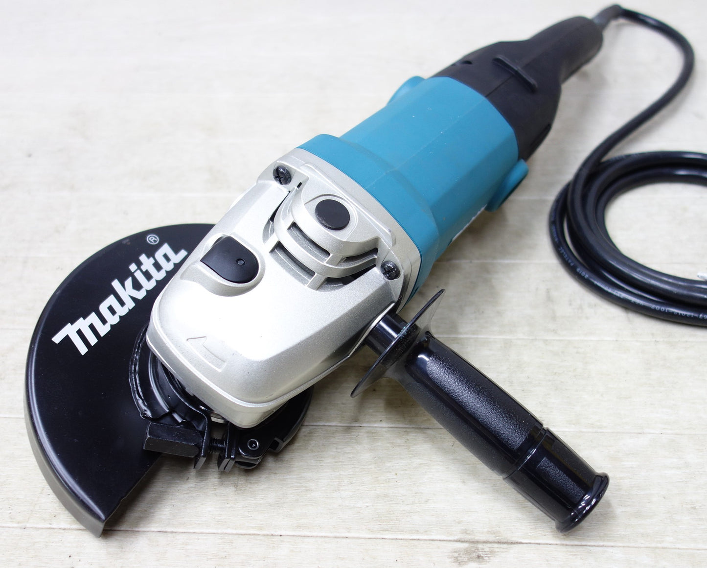 [送料無料] キレイ◆makita マキタ 180mm 電子ディスクグラインダ GA7011C 切断 研削 電動工具 100V 50/60Hz◆
