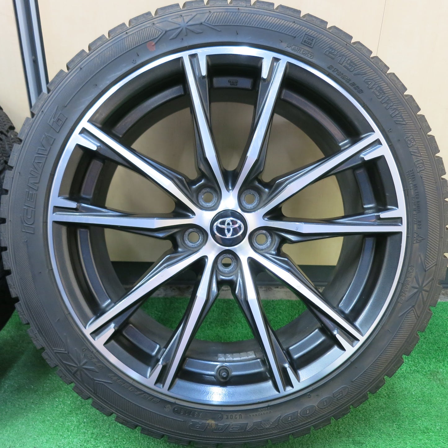 [送料無料]バリ溝！9.5分★トヨタ 86 純正 215/45R17 スタッドレス グッドイヤー アイスナビ6 17インチ PCD100/5H スバル BRZ★3051202ヒス
