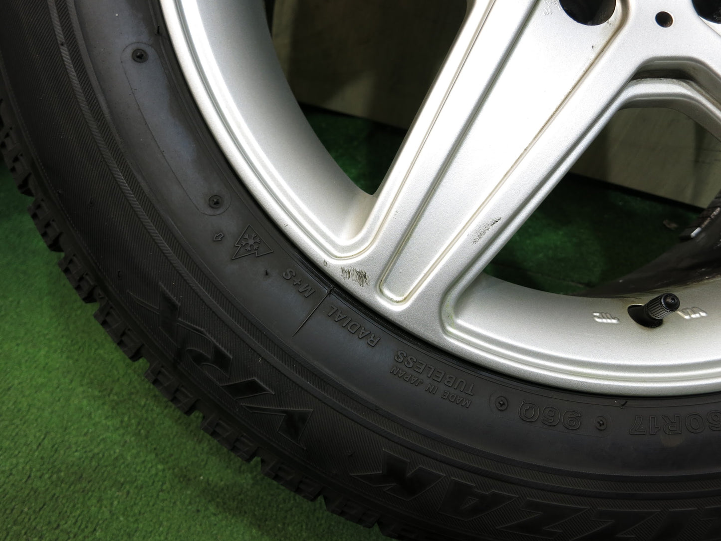[送料無料]バリ溝！19年！9分★ベンツ 等 AGA 215/60R17 スタッドレス TAS ブリヂストン ブリザック VRX 17インチ PCD112/5H★2102111Hス