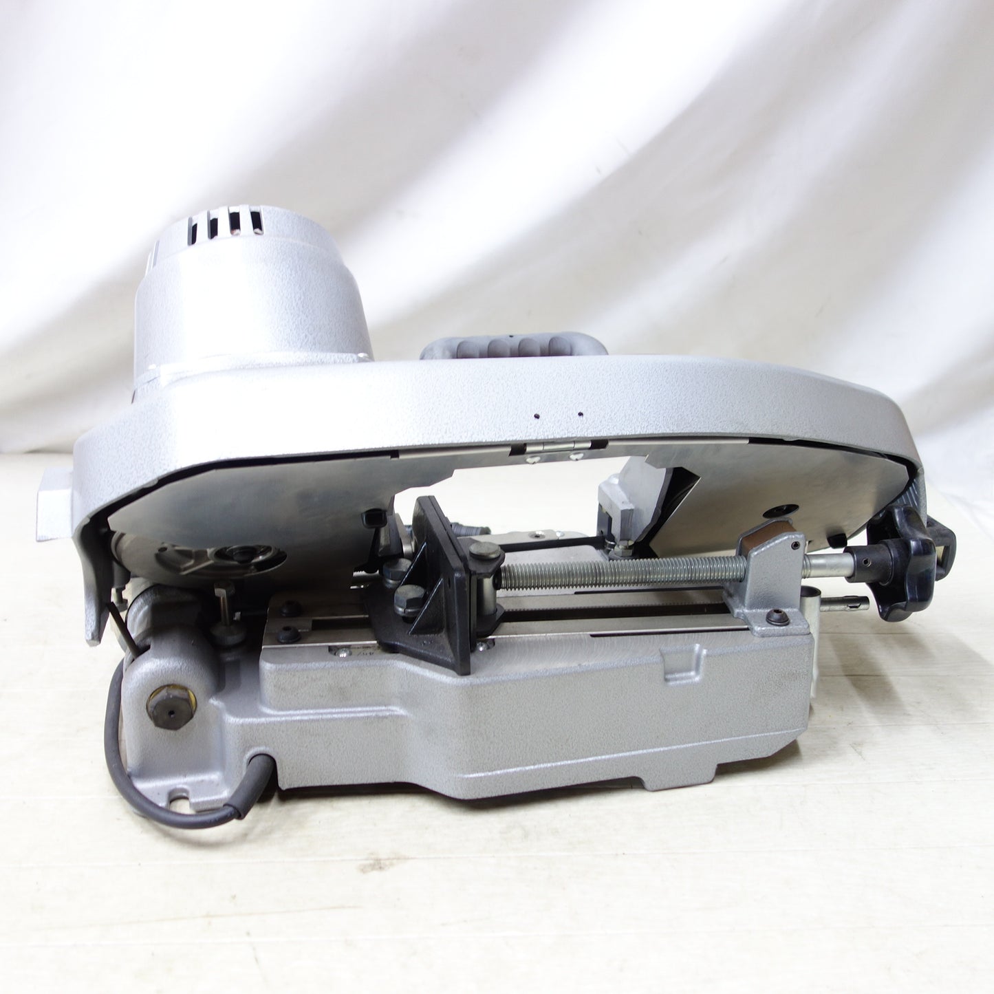 [送料無料] キレイ◆shindaiwa 新ダイワ ロータリーバンドソー RB120FV 帯鋸切断機 平バイスタイプ 電動工具 100V◆