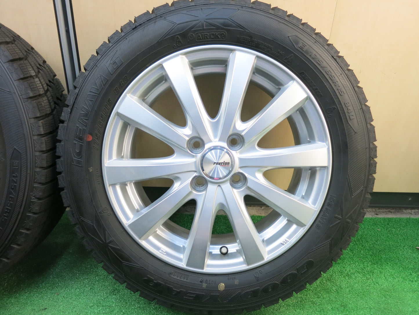 [送料無料]超バリ溝！19年！キレイ！ほぼ10分★スタッドレス 175/65R15 グッドイヤー アイスナビ6 ravrion RS01 ラブリオン 15インチ PCD100/4H★3022203ヒス