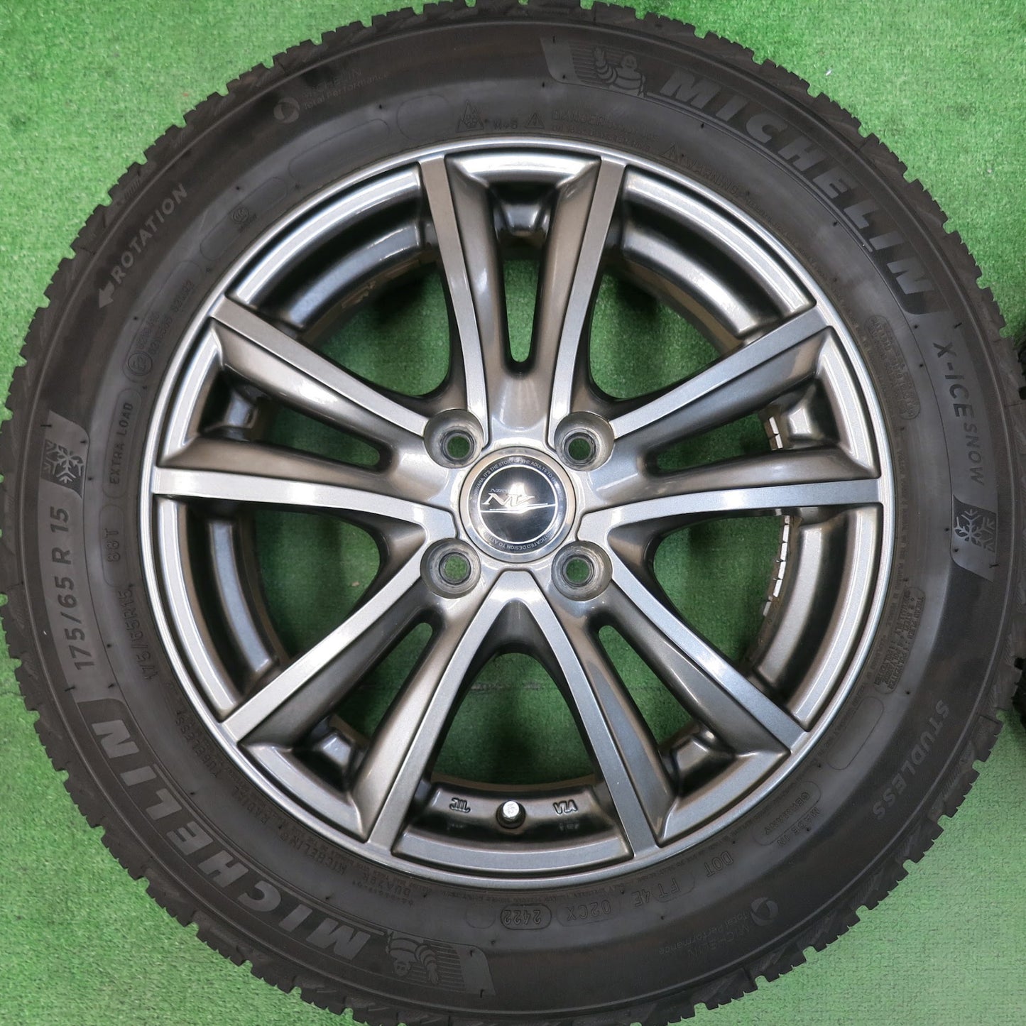 [送料無料]バリ溝！22年！9.5分以上★スタッドレス 175/65R15 ミシュラン X-ICE SNOW NIRVANA NV ニルバーナ ニルヴァーナ 15インチ PCD100/4H★3042502ヒス