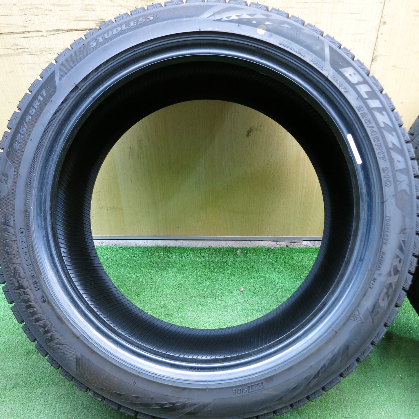 [送料無料]超バリ溝！22年！ほぼ10分★スタッドレス 225/45R17 ブリヂストン ブリザック VRX3 タイヤ 17インチ レクサス IS ゴルフ アウディA3 等★3032705Hスタ
