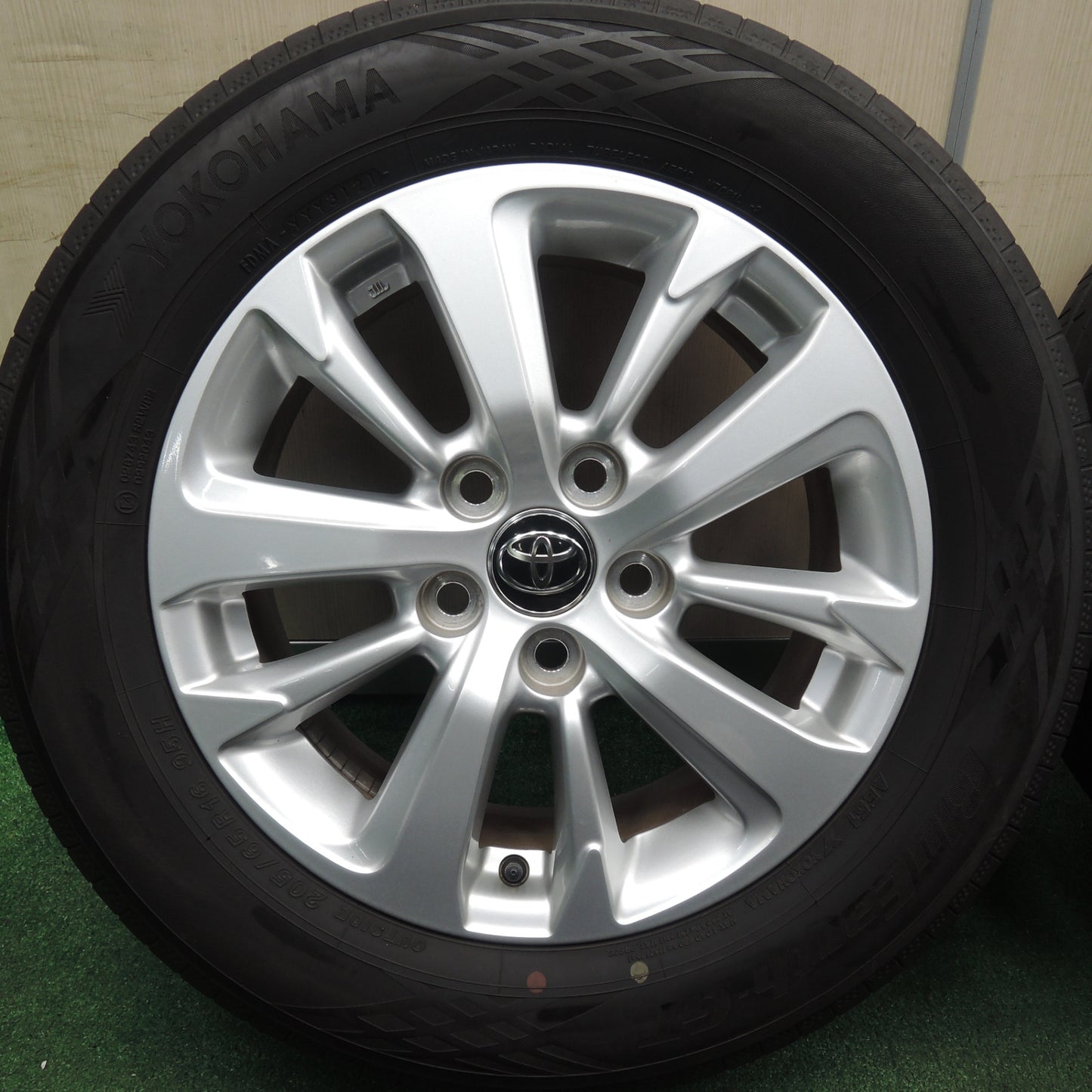 *送料無料* 4本価格！21年★トヨタ ヤリスクロス Gグレード 純正 205/65R16 ヨコハマ BluEarth-GT 16インチ PCD114.3/5H★4020312HAノ