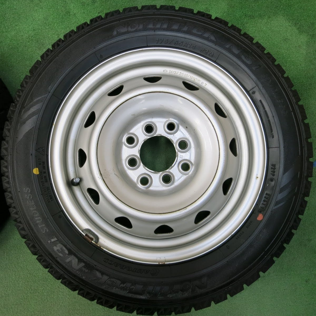 [送料無料]超バリ溝！19年！ほぼ10分★スタッドレス 175/65R14 オートバックス ノーストレック N3i スチール 14インチ PCD100 114.3/4H マルチ★3082805イス