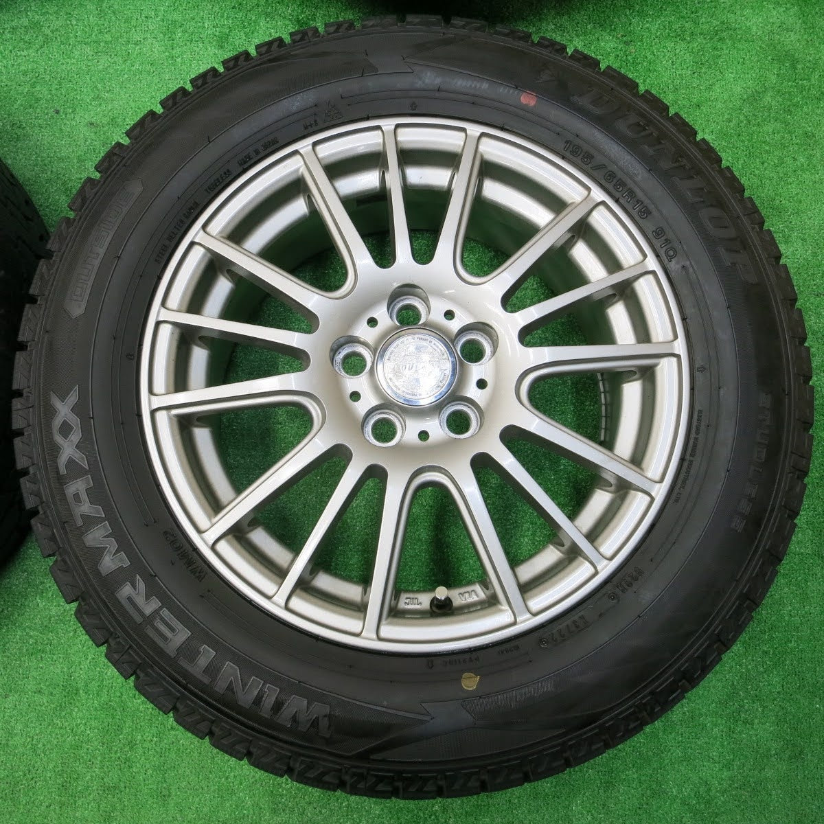 [送料無料]バリ溝！22年！キレイ！ほぼ10分★プリウス 等 195/65R15 スタッドレス ダンロップ ウインターマックス WM02 ravrion selzer PCD100/5H★3110902イス