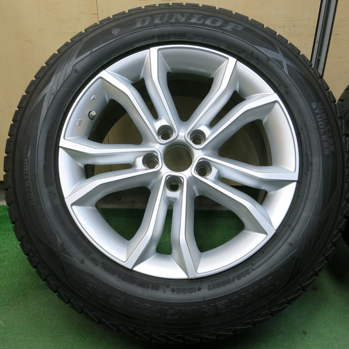 *送料無料*センサー付！バリ溝！19年！綺麗！9.5分★レクサス NX 等  AGA 225/65R17 スタッドレス ダンロップ ウインターマックス SJ8 17インチ PCD114.3/5H★3101501イス