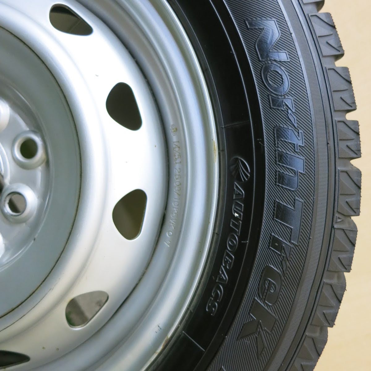 [送料無料]超バリ溝！19年！ほぼ10分★スタッドレス 175/65R14 オートバックス ノーストレック N3i スチール 14インチ PCD100 114.3/4H マルチ★3082805イス