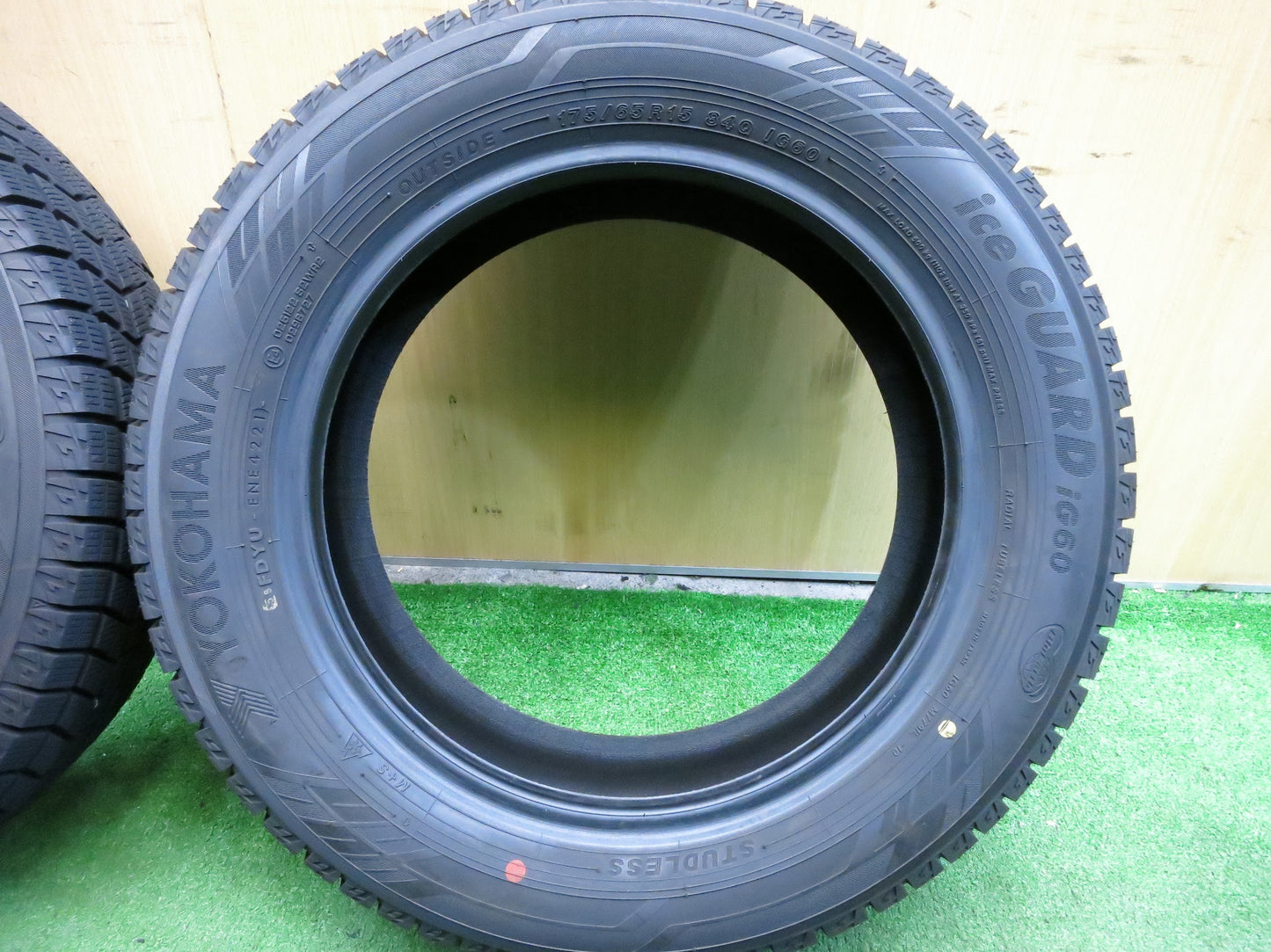 [送料無料]バリ溝！21年！ほぼ10分★スタッドレス 175/65R15 ヨコハマ アイスガード iG60 タイヤ 15インチ アクア ヴィッツ フィット 等★2121609Hスタ