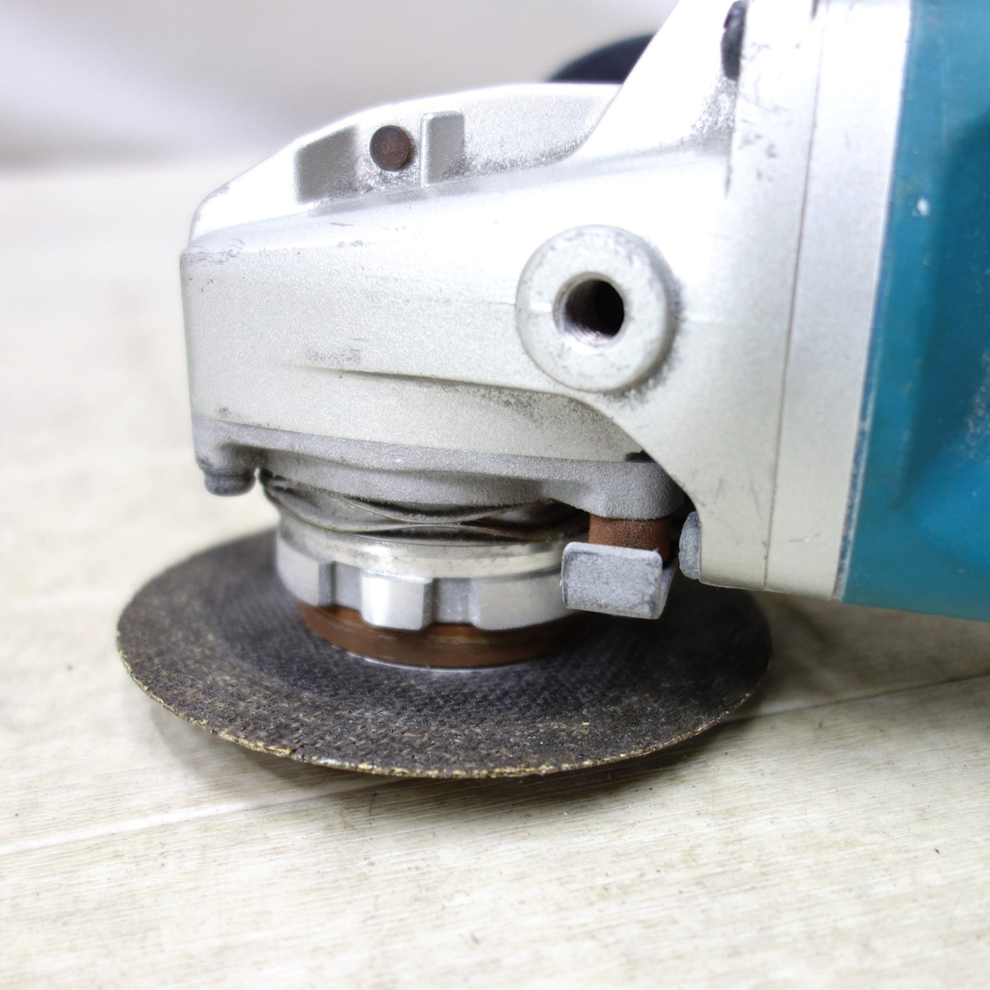 [送料無料] ◆makita マキタ 100mm 充電式ディスクグラインダ GA420D 18V 替刃付き 電動工具 研磨機 本体のみ◆