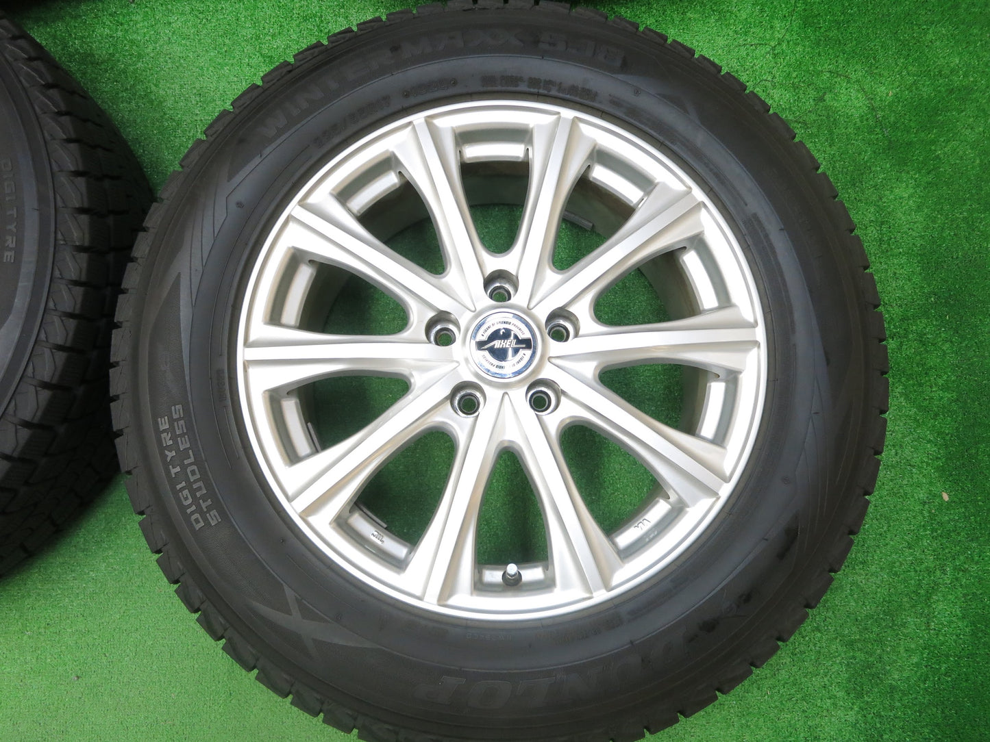 [送料無料]バリ溝！ほぼ10分★スタッドレス 225/65R17 ダンロップ ウインターマックス SJ8 AXEL アクセル 17インチ PCD114.3/5H★2110205ヒス