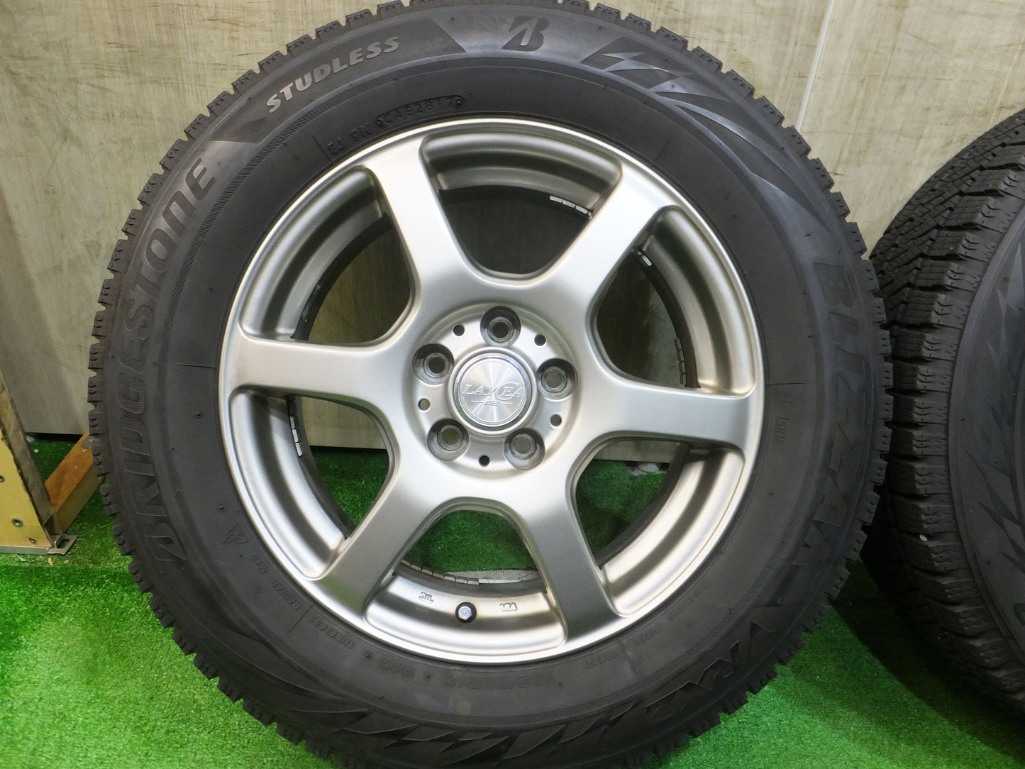 [送料無料]バリ溝！キレイ！8.5分★プリウス 等 195/65R15 スタッドレス ブリヂストン ブリザック VRX2 LAYCEA -02- レイシア 15インチ PCD100/5H★2082305Hス