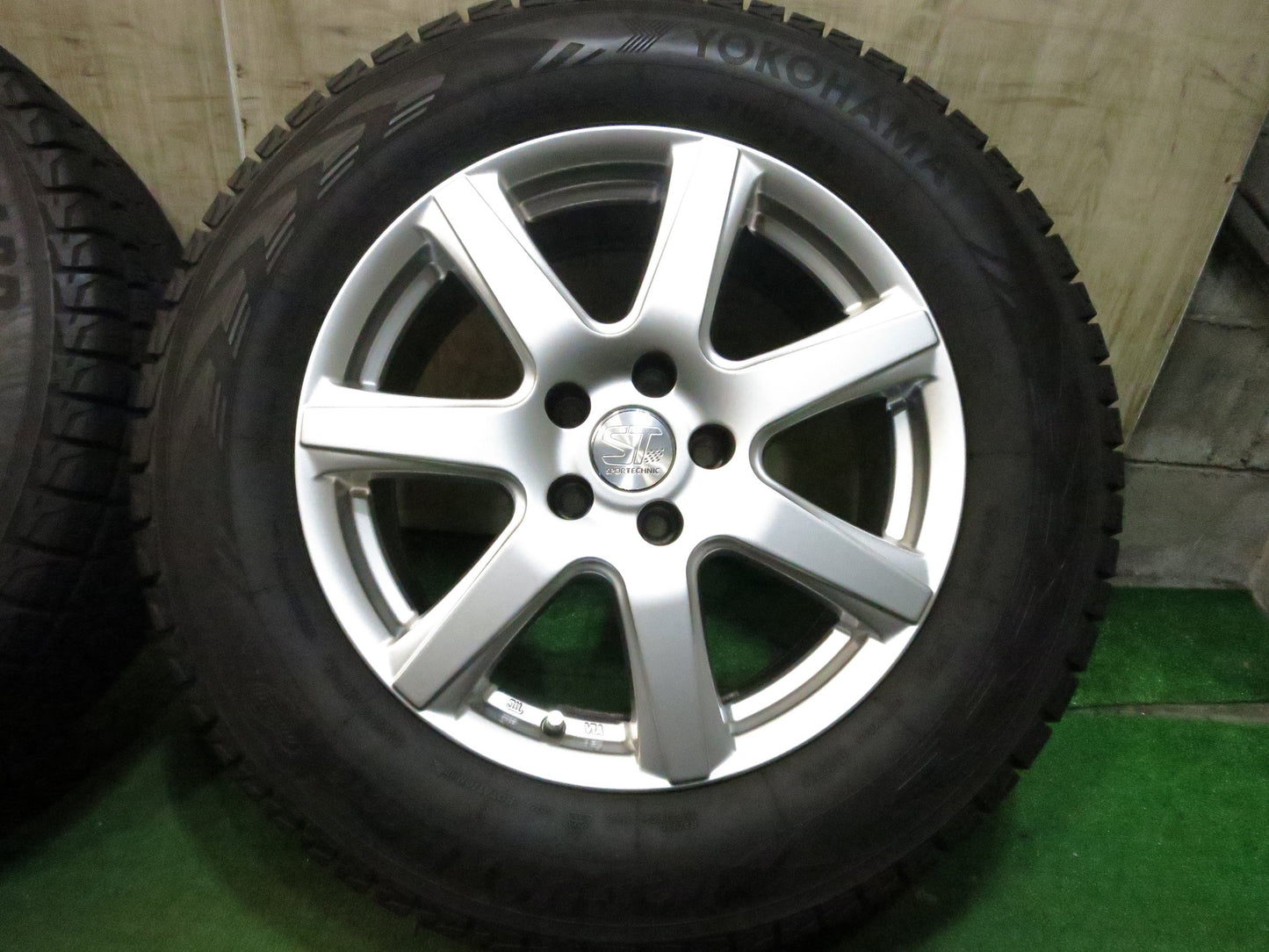 [送料無料]バリ溝！キレイ！9.5分★ベンツ 等 235/65R17 スタッドレス ヨコハマ アイスガード G075 SPORTECHNIC スポーツテクニック PCD112/5H★3020708Hス