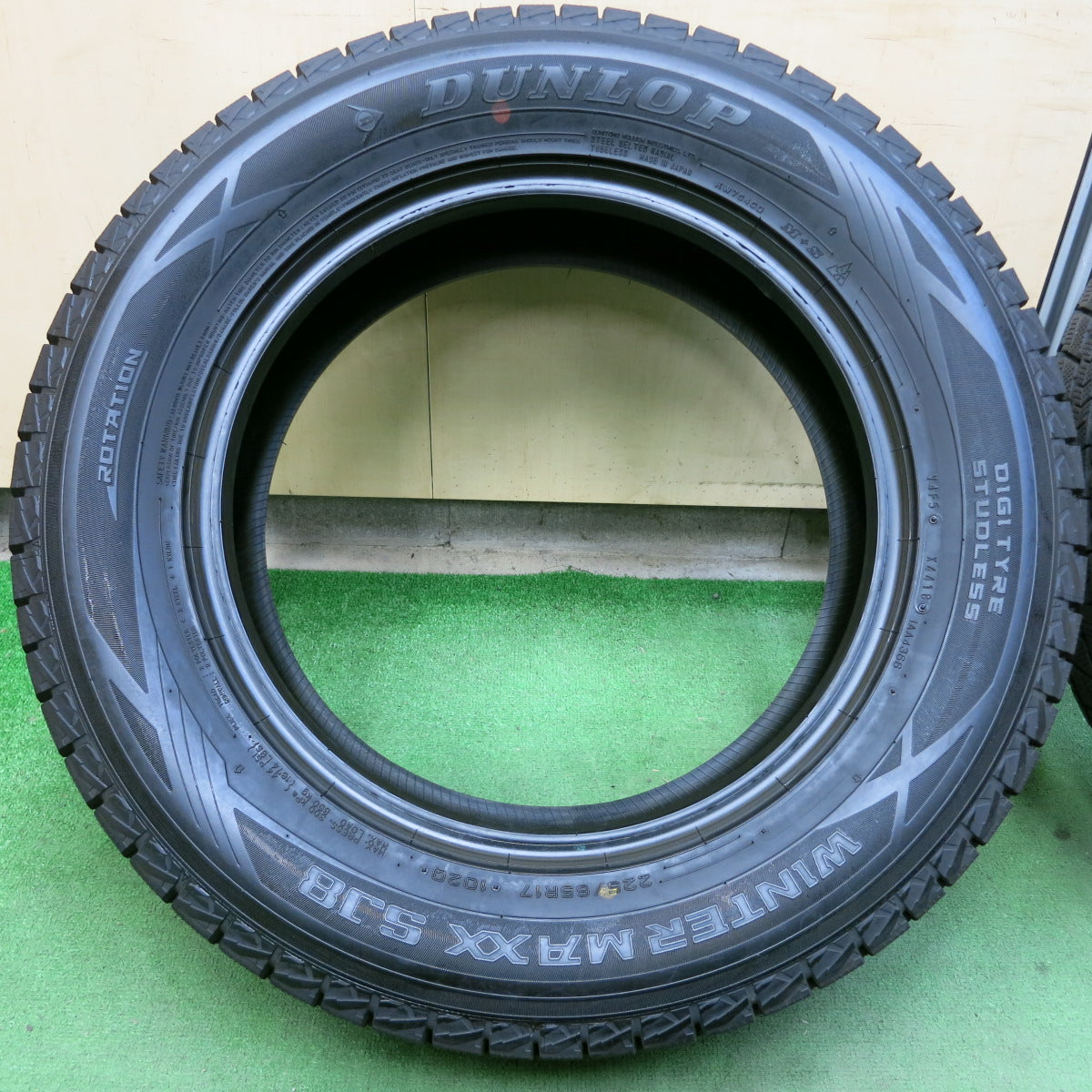 *送料無料*バリ溝！ほぼ10分★スタッドレス 225/65R17 ダンロップ ウインターマックス SJ8 タイヤ 17インチ ハリアー エクストレイル 等★3102105イスタ