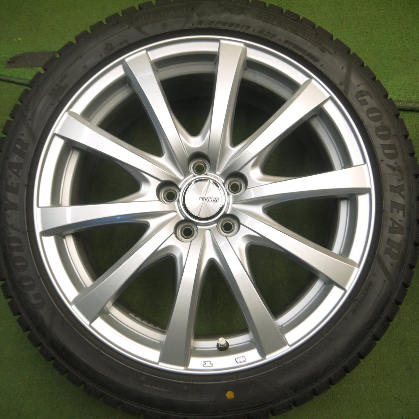 *送料無料* バリ溝！22年！綺麗！9.5分以上★86 BRZ等 215/45R17 スタッドレス グッドイヤー アイスナビ8 ravrion RS01 ラブリオン 17インチ PCD100/5H★4030606Hス