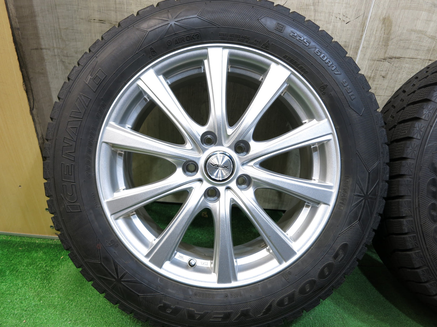[送料無料]バリ溝！19年！キレイ！9.5分以上★スタッドレス 225/60R17 グッドイヤー アイスナビ6 V.E.X. VEX 社外 アルミ 17インチ PCD114.3/5H★2102109Hス