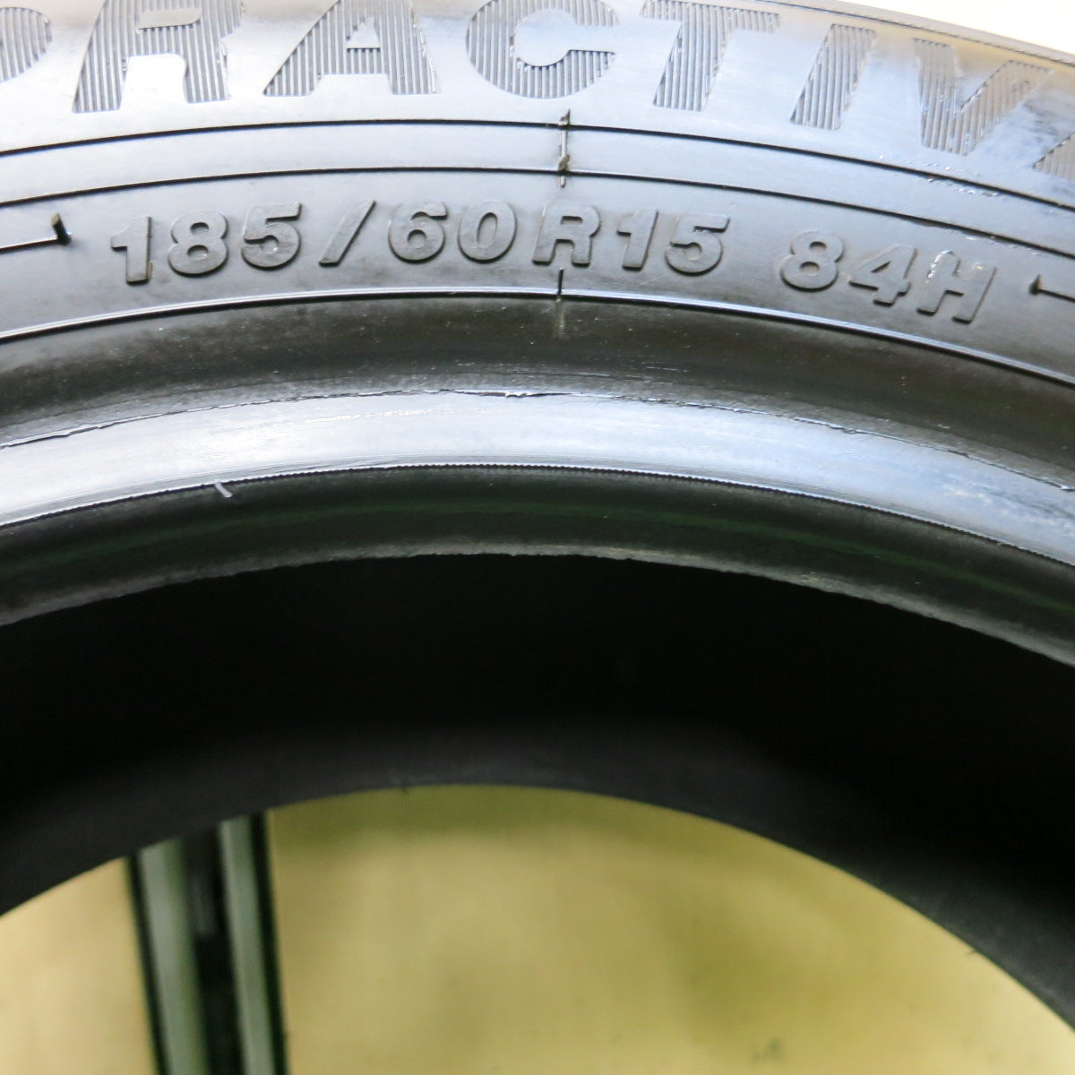 *送料無料*バリ溝！22年！9.5分★185/60R15 ヨコハマ プラクティバ タイヤ 15インチ アクア カローラ ヤリス ヴィッツ フィット 等★31003003イノタ