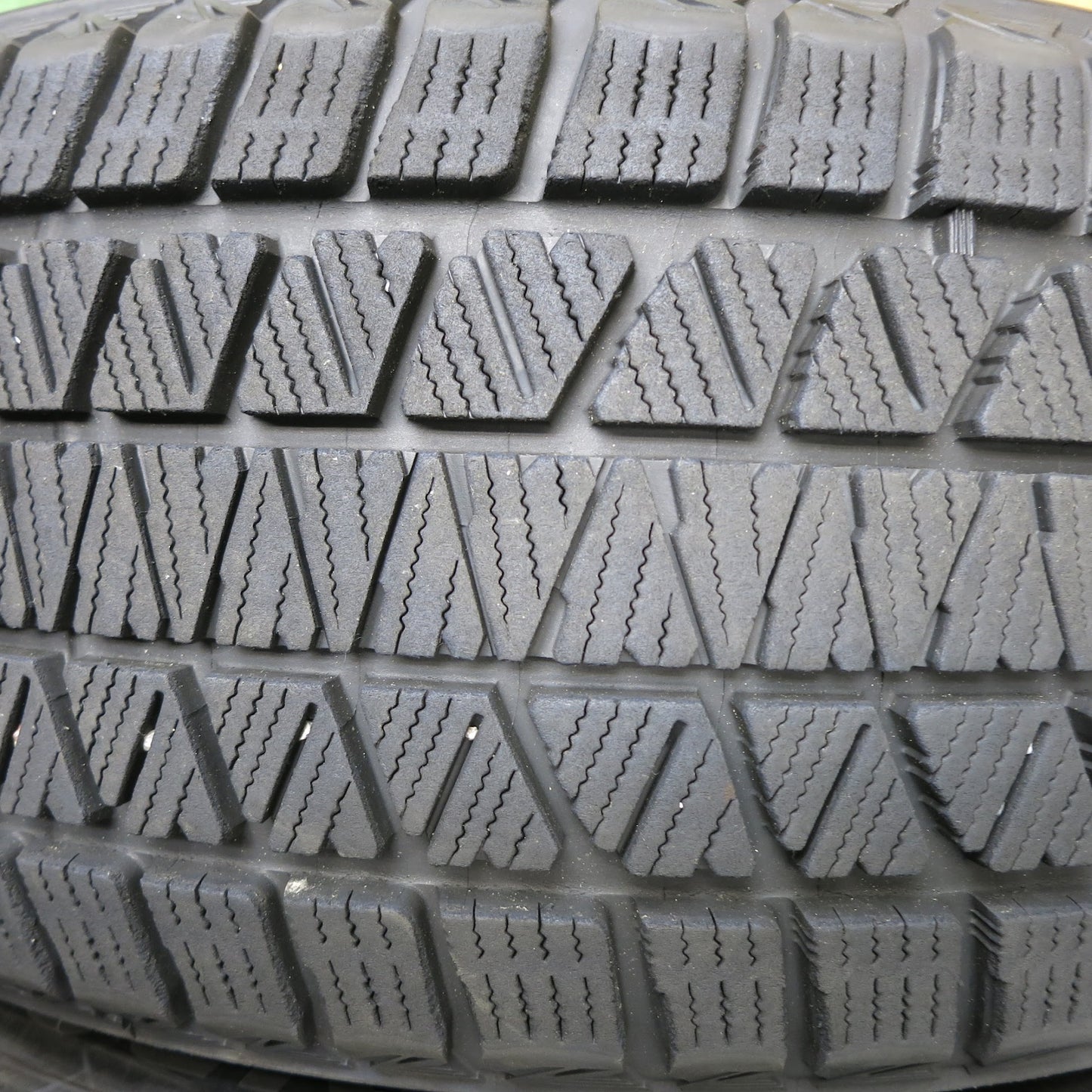 [送料無料]バリ溝！20年！9分★スタッドレス 235/55R20 ブリヂストン ブリザック DM-V3 タイヤ 20インチ レクサス RX ムラーノ 等★3040508Hスタ