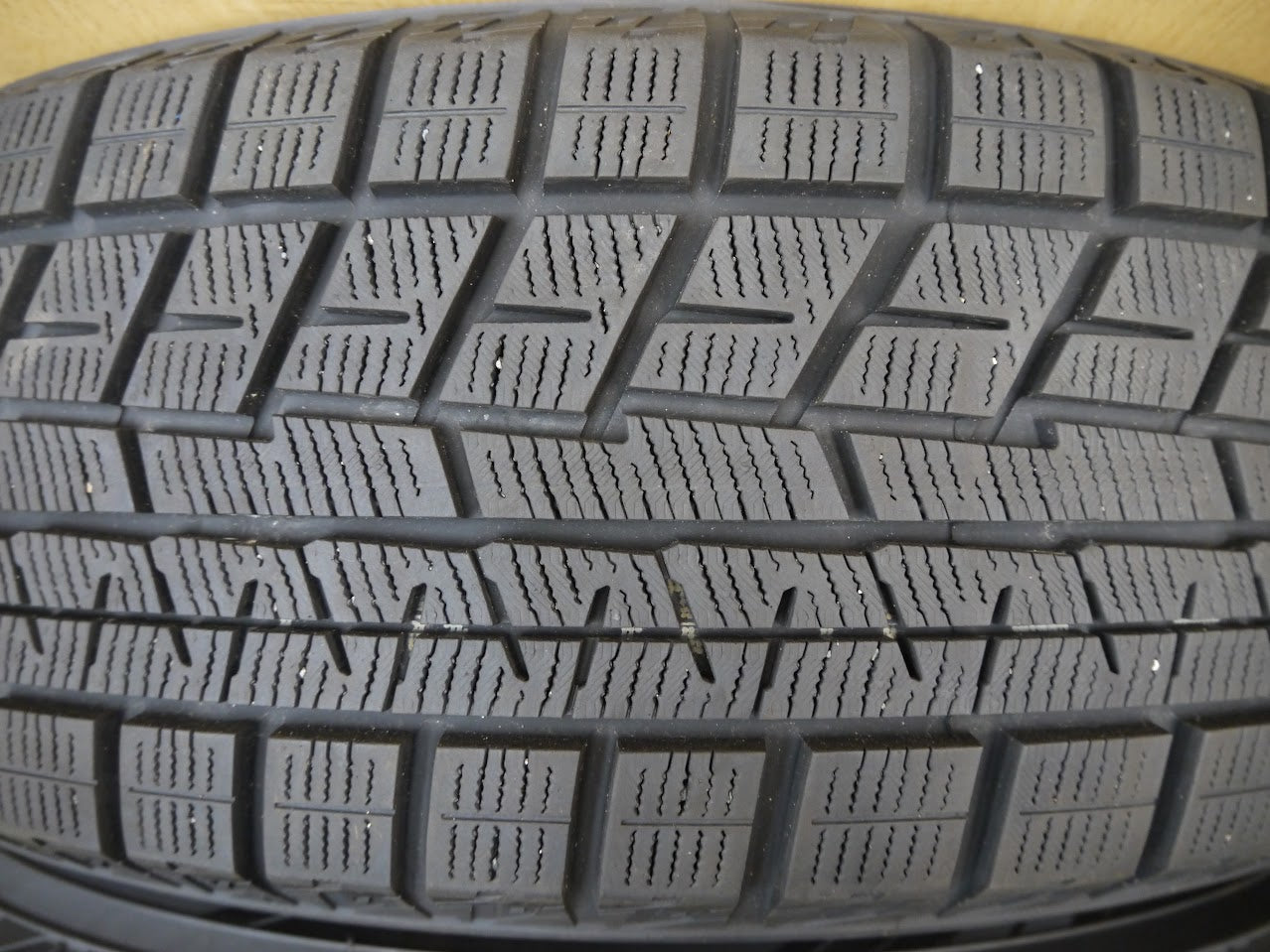 [送料無料]バリ溝！18年！キレイ！9.5分以上★スタッドレス 195/65R15 ヨコハマ アイスガード iG60 VELVA KEVIN ヴェルヴァ 15インチ PCD114.3/5H★