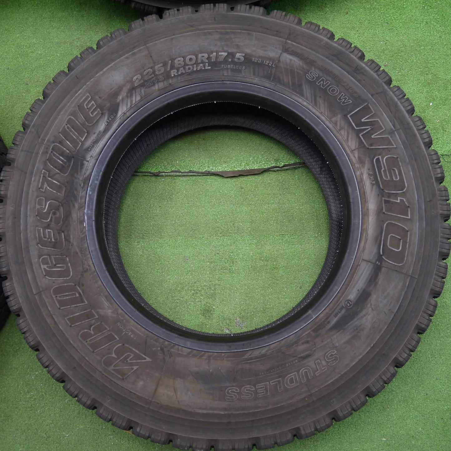 [送料無料]バリ溝！22年！8.5分★トラック タイヤ 225/80R17.5 123/122L スタッドレス ブリヂストン W910 17.5インチ★3041801クスタ