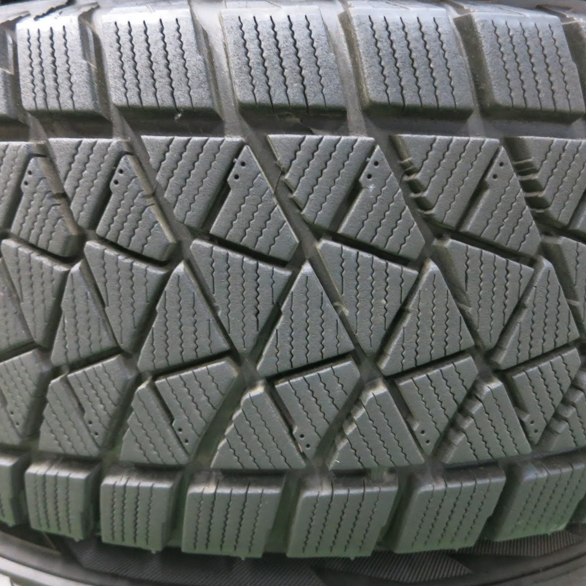 [送料無料]バリ溝！キレイ！9.5分★スタッドレス 225/65R17 ブリヂストン ブリザック DM-V2 ZACK JP-110 MONZA ザック 17インチ PCD114.3/5H★3061303イス