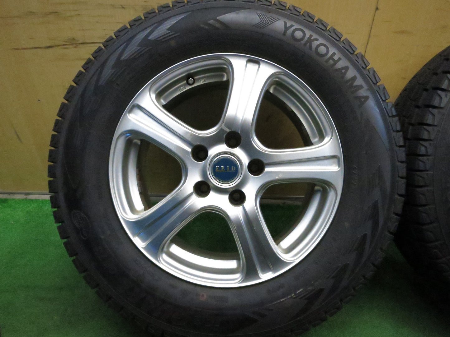 [送料無料]バリ溝！9.5分以上★スタッドレス 215/70R16 ヨコハマ アイスガード G075 FEID 社外 アルミ 16インチ PCD114.3/5H★3010908Hス