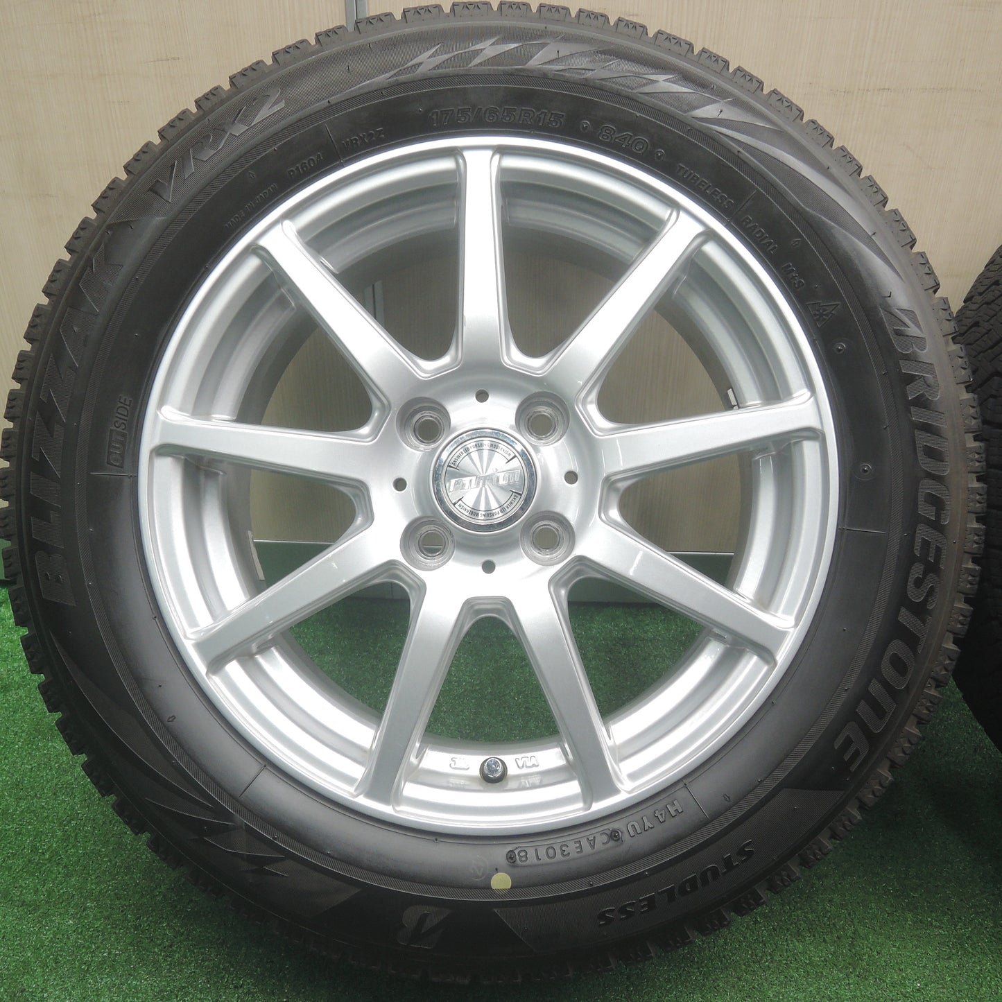 *送料無料*キレイ★スタッドレス 175/65R15 ブリヂストン ブリザック VRX2 ravrion ラブリオン 15インチ PCD100/4H★3110803NJス