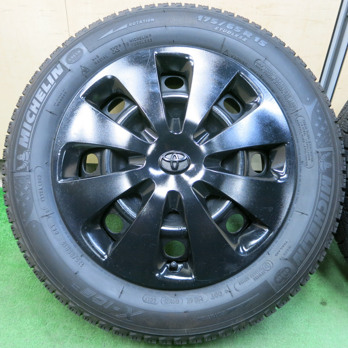 *送料無料*バリ溝！9分★トヨタ アクア 純正 スチール 175/65R15 スタッドレス ミシュラン X-ICE XI3 15インチ PCD100/4H★3101801イス
