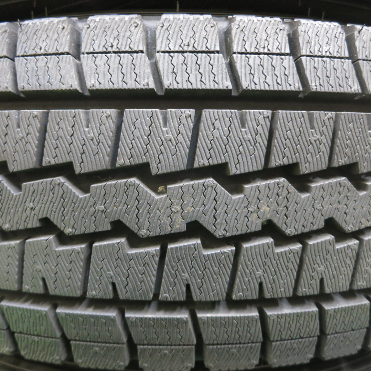 *送料無料*超バリ溝！23年！綺麗！ほぼ10分★ハイエース等 195/80R15 WILD CRUISING スタッドレス ダンロップ ウインターマックス SV01 PCD139.7/6H★3121606イス