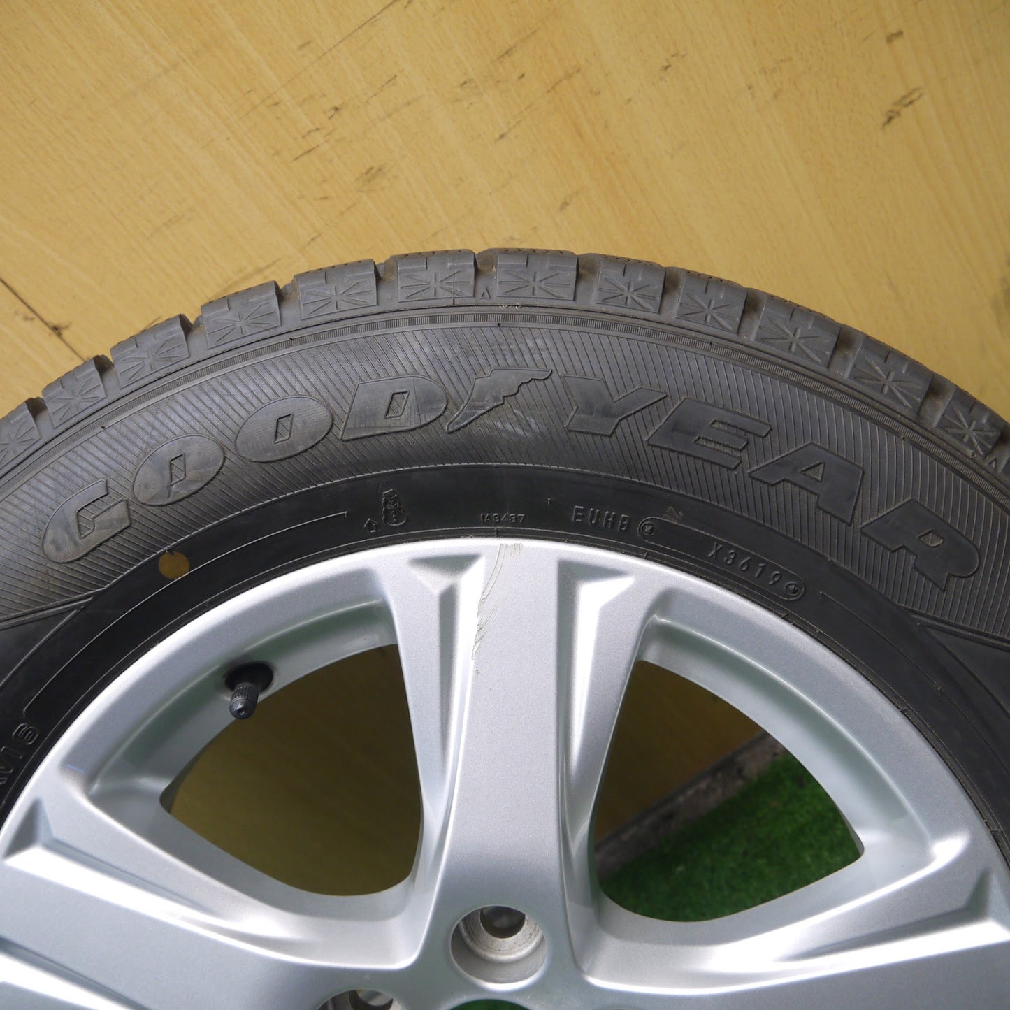 [送料無料]超バリ溝！19年！9.5分以上★トヨタ 30系 アルファード 純正 215/65R16 スタッドレス グッドイヤー アイスナビ6 16インチ PCD114.3/5H★3083004Hス