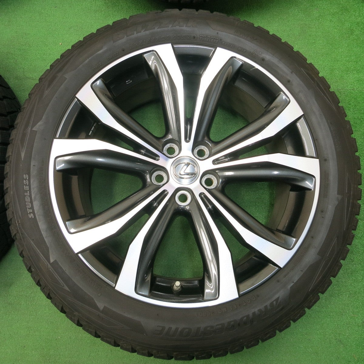 *送料無料* センサー付！バリ溝！キレイ！9分★レクサス RX450h 純正 235/55R20 スタッドレス ブリヂストン ブリザック DM-V2 PCD114.3/5H★4022607イス