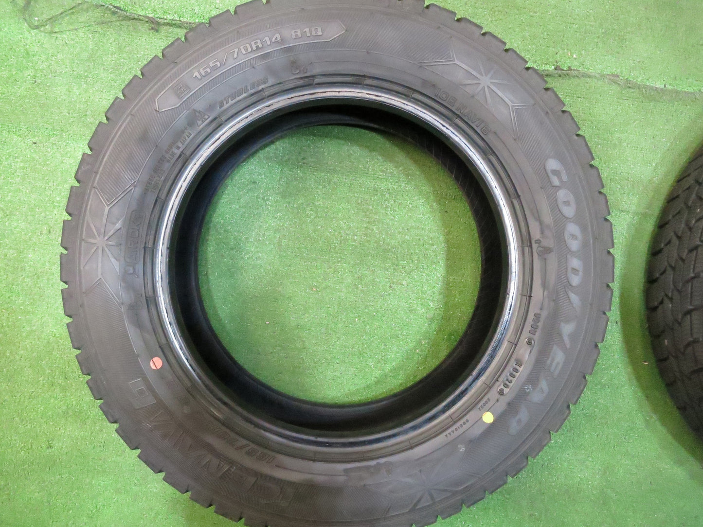 [送料無料]バリ溝！20年！9.5分以上★スタッドレス 165/70R14 グッドイヤー アイスナビ6 タイヤ 14インチ ヴィッツ スイフト アクア ルーミー 等★2122808Hスタ