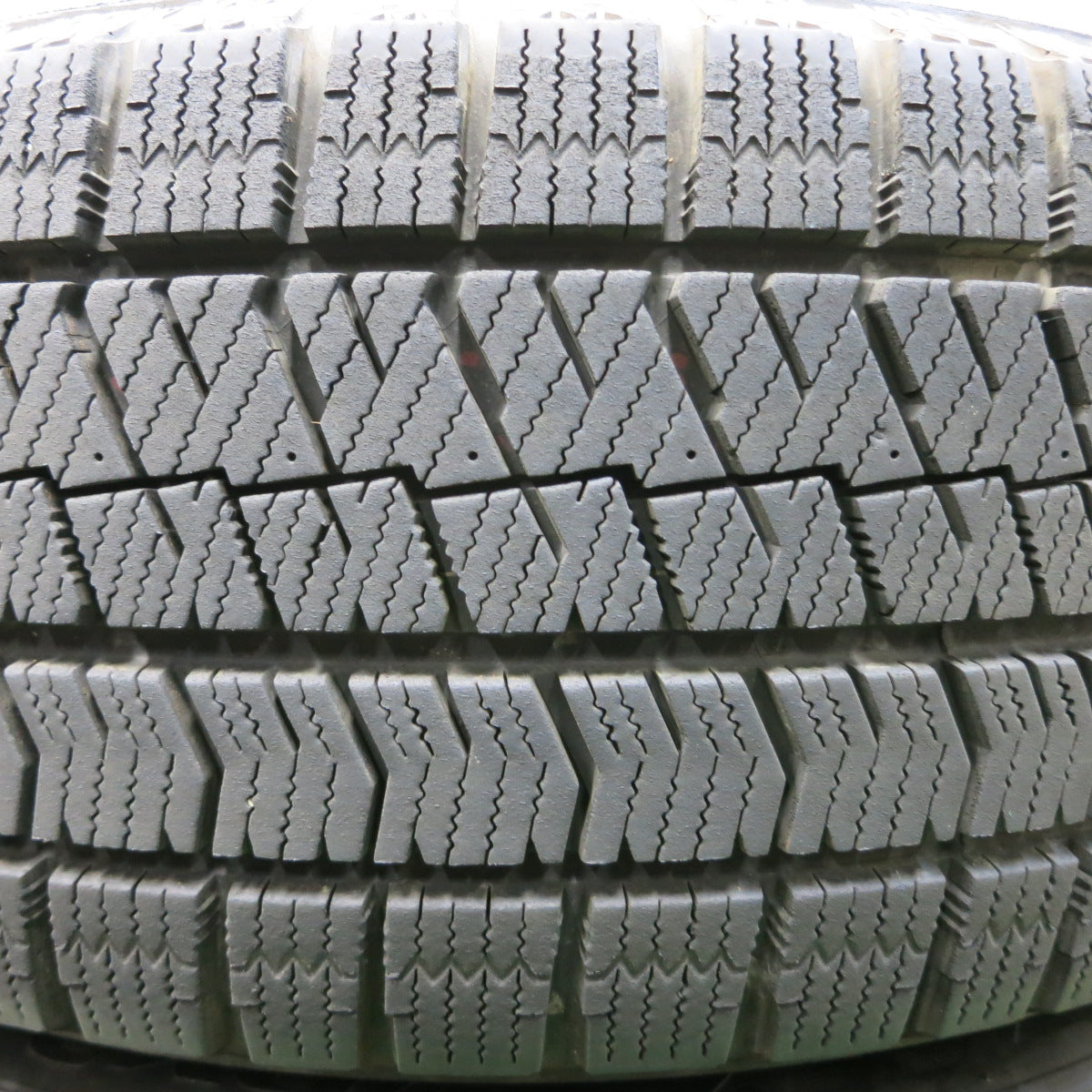 *送料無料*バリ溝！21年！キレイ！9.5分★スタッドレス 225/60R17 ブリヂストン ブリザック VRX2 ravrion RS01 ラブリオン 17インチ PCD100/5H★3111702イス