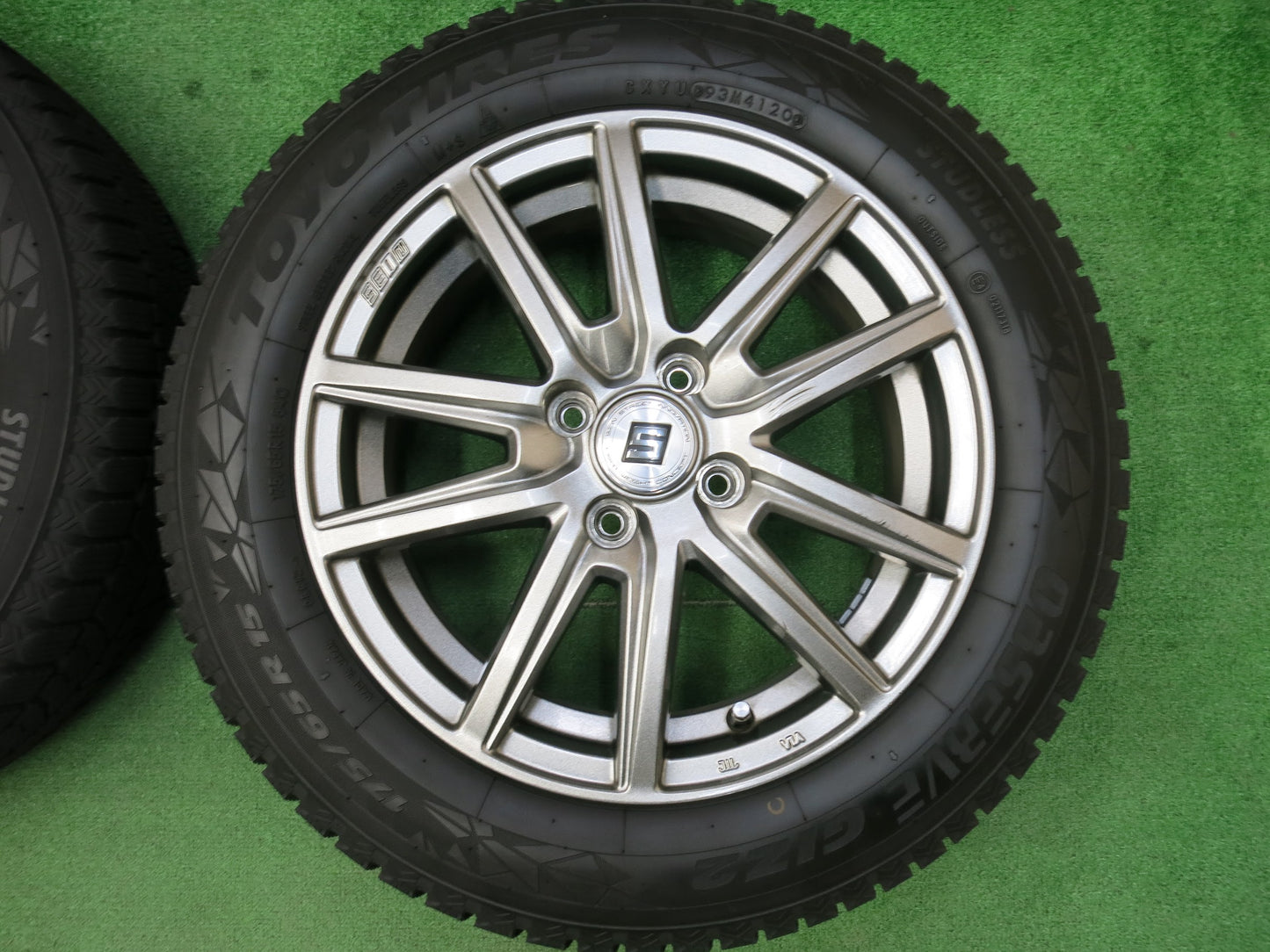 [送料無料]バリ溝！20年！キレイ！ほぼ10分★スタッドレス 175/65R15 トーヨー オブザーブ GIZ2 SEIN ザイン 15インチ PCD100/4H★3011601ヒス