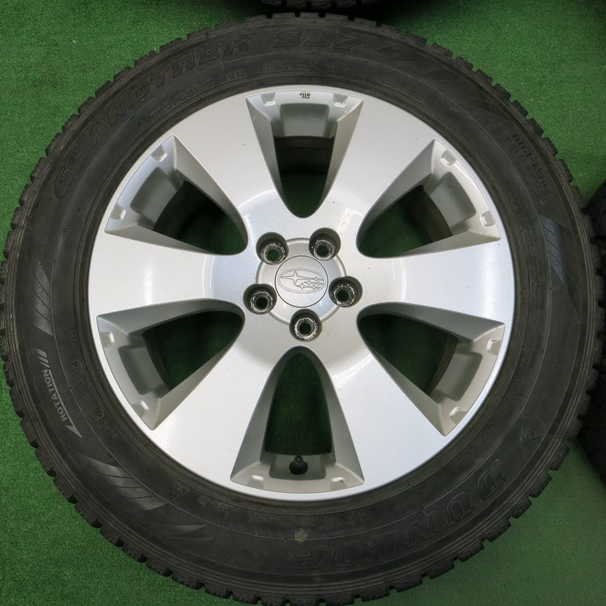 [送料無料]バリ溝！9.5分★スバル レガシィ アウトバック 純正 225/60R17 スタッドレス ダンロップ グラントレック SJ7 17インチ PCD100/5H★3062601イス