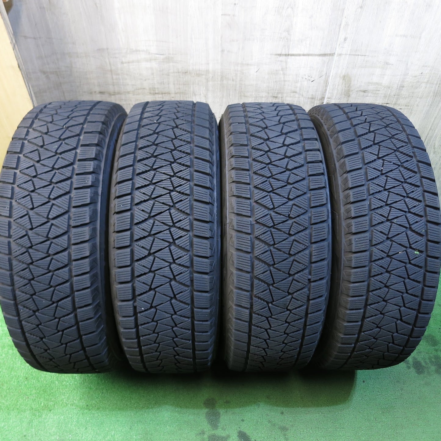 [送料無料]バリ溝！キレイ！8.5分★LEONIS VT weds スタッドレス 225/65R17 ブリヂストン ブリザック DM-V2 レオニス 17インチ PCD114.3/5H★3061213Hス