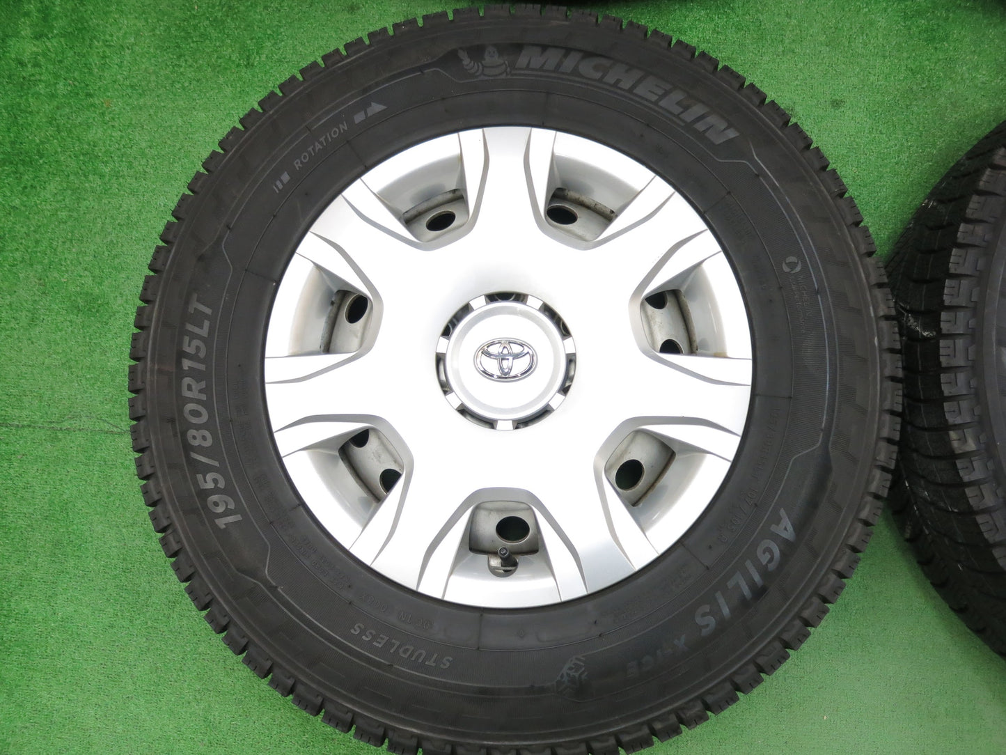 [送料無料]バリ溝！19年！9.5分以上★トヨタ 200系 ハイエース 純正 スタッドレス 195/80R15 107/105R ミシュラン AGILIS X-ICE PCD139.7/6H★3020108ヒス