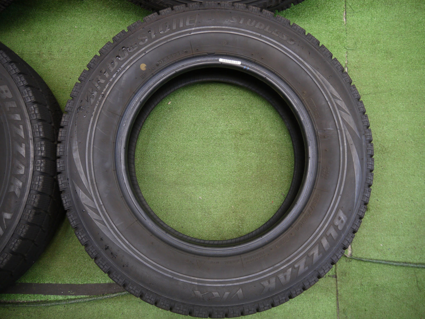 [送料無料]バリ溝！9分★スタッドレス 185/70R14 ブリヂストン ブリザック VRX タイヤ 14インチ ノート アクア カローラ 等★2061812ヤスタ