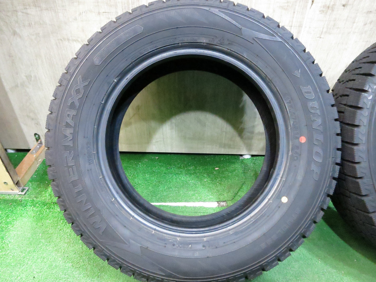 [送料無料]ほぼ未使用！超バリ溝！20年★スタッドレス 175/70R14 ダンロップ ウインターマックス WM02 タイヤ 14インチ ノート フィット ヴィッツ等★3011303Hスタ