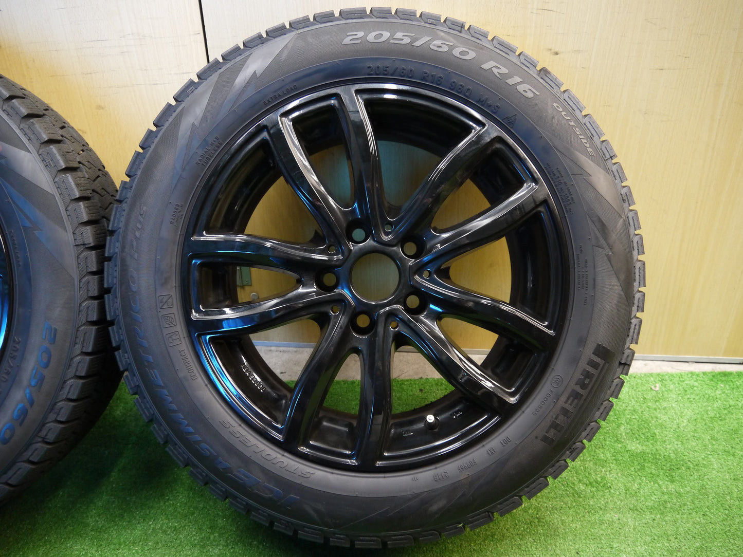 [送料無料]バリ溝！19年！綺麗！9.5分以上★スタッドレス BMW 等 MAK 205/60R16 ピレリ アイスアシンメトリコ プラス KBA52060 16インチ PCD112/5H★1122402ヤス