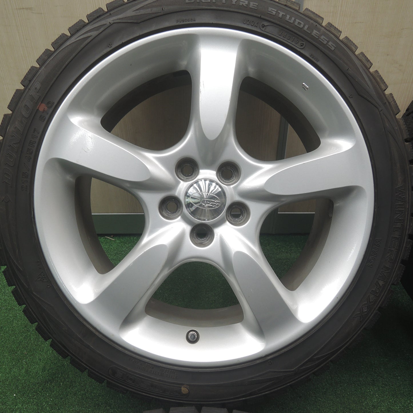 *送料無料*バリ溝！19年！キレイ！9.5分以上★スバル レガシィ 純正 215/45R17 スタッドレス ダンロップ ウインターマックス WM01 17インチ PCD100/5H★3111405TNス