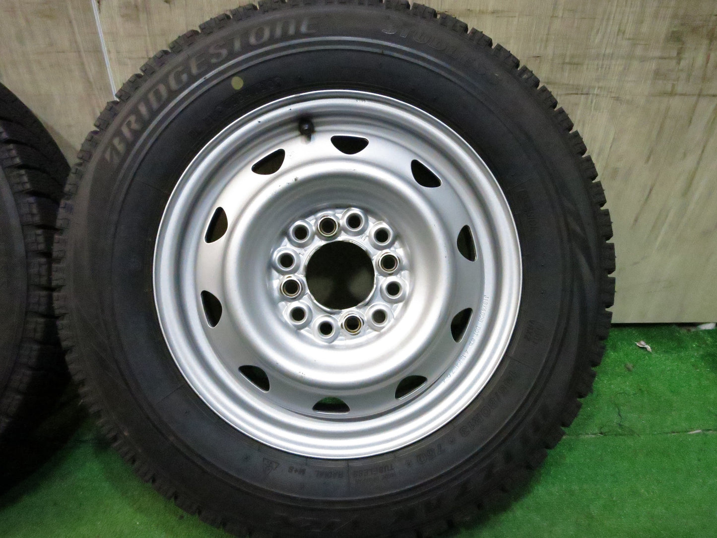 [送料無料]バリ溝！20年！ほぼ10分★スタッドレス 145/80R13 ブリヂストン ブリザック VRX スチール ホイール 13インチ PCD100 110 114.3/4H マルチ★3012703Hス
