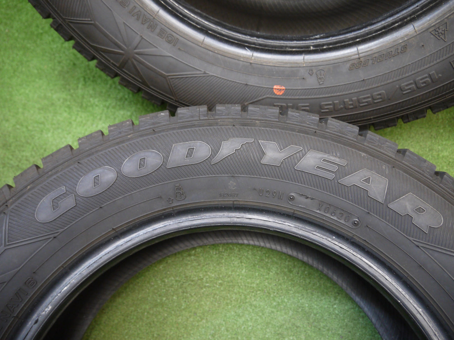 [送料無料]バリ溝！20年！ほぼ10分★スタッドレス 195/65R15 グッドイヤー アイスナビ6 15インチ タイヤ ノア ヴォクシー エスクァイア 等★2050613クスタ