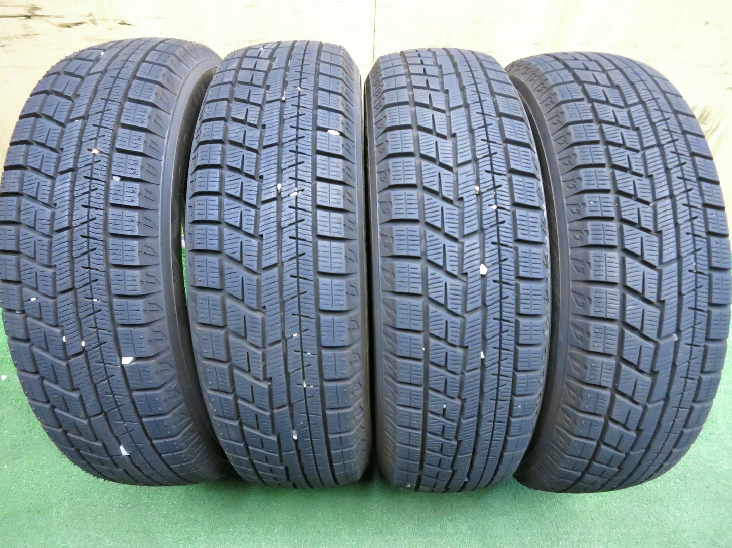 [送料無料]バリ溝！21年！ほぼ10分★スタッドレス 175/65R15 ヨコハマ アイスガード iG60 タイヤ 15インチ アクア ヴィッツ フィット 等★2121609Hスタ